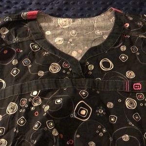 WonderWink 3x Scrub top black Patience neckline